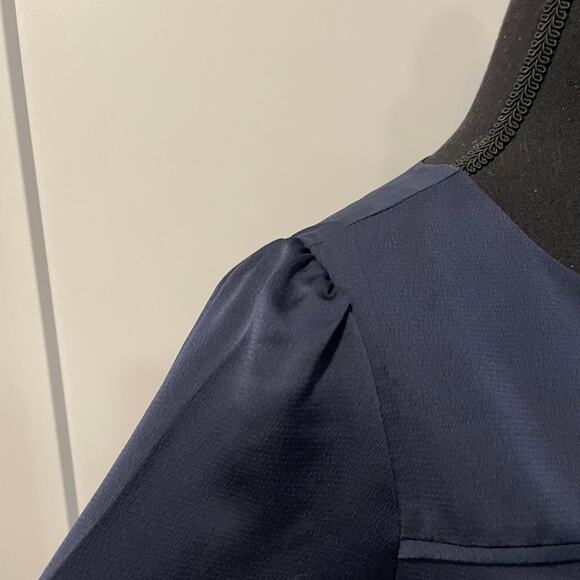 J. Crew 365 women's blouse size 4 short sleeves navy blue key hole back relax - Picture 3 of 4